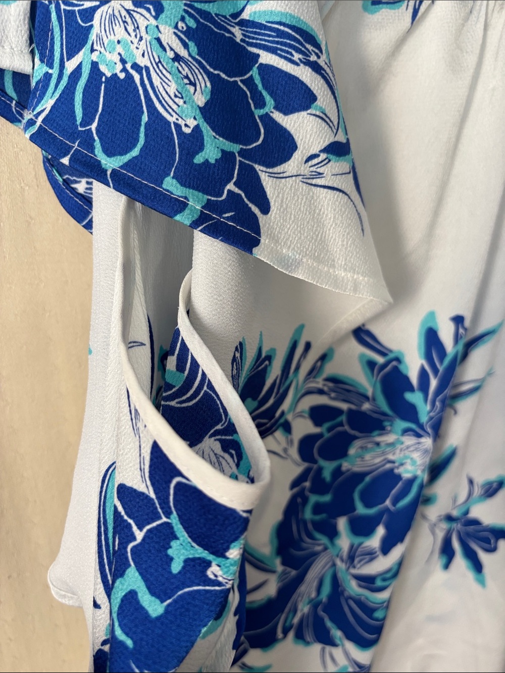 Liz Claiborne Blue Floral Flutter Cold Shoulder Blouse XL White Satin Top - Picture 8 of 10